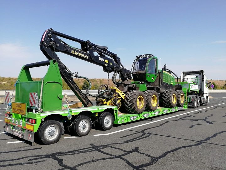 Transport d'un engin TP sur une extrasurbaissé 3 essieux