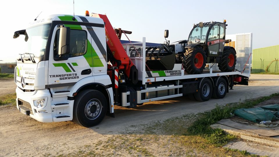 Transport d'un engin de manutention sur un porteur grue fiault avec rampes