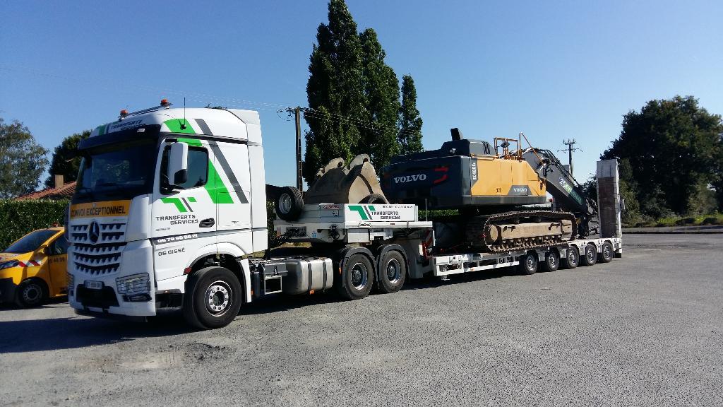 Transport d'un engin TP avec chenilles sur un porte-char 5 essieux