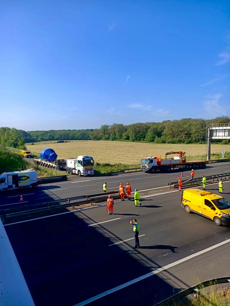 Transport exceptionnel - Pièce industrielle - Traversée d'une autoroute