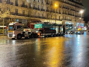 Transport exceptionnel d'une pelle de chantier sur chenille