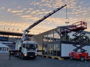 Levage en camion grue de modules évenementiel