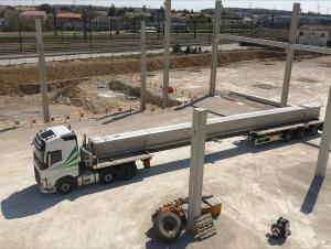 Transport exceptionnel de poutres en béton de 25m de long