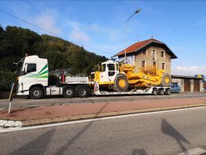 Transport exceptionnel d'un scrapers de 35T et 13m de longueur