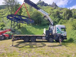 Levage en camion grue d'une poulie mécanique
